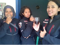 Jika sudah sampai tempat istirahat, minuman wajib yang jadi menu 3 Srikandi Road Warriors, Lestirini Pusaka , Rahmawati Trisnindhiantika, dan Ajisela Agrippina adalah segelas kopi. Biar gak ngantuk Bro!