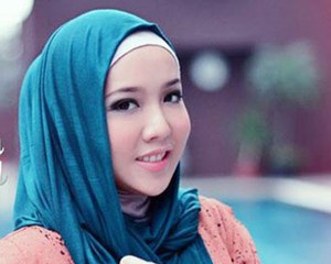 Hijab Style: Si Cantik Bertubuh Mungil Hanna Faridl