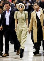 Tiba di Jepang, Lady Gaga Tampil Normal