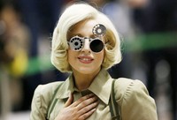 Meski tampak 'normal', Lady Gaga tetap tampil beda dengan kacamata uniknya. REUTERS/Yuya Shino.