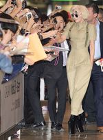 Tiba di Jepang, Lady Gaga Tampil Normal