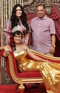     Acara yang digelar di kawasan Pondok Indah itu pun dihadiri oleh kedua orangtua wanita yang akrab disapa dengan panggilan Jupe itu. Noel/detikHOT.