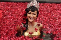     Ide mandi di kolam mawar merupakan ide Jupe sendiri. Noel/detikHOT.