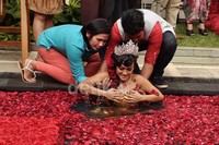     Ide mandi ditabur mawar ini ide aku, cita-cita aku mandi mawar sepenuh ini sebelum menuju ke hari lamaran nanti, tandas Jupe. Noel/detikHOT.