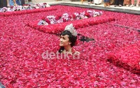     Jupe juga melakukan mandi di kolam yang penuh dengan bunga mawar. Mahar/detikHOT.