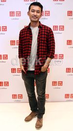 Gaya Santai Rio Dewanto