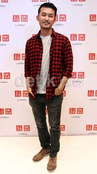 Rio tampil santai dengan kaus abu-abu muda, kemeja kotak-kotak merah dan hitam, celana gelap, dan sepatu coklat. Akew/detikHOT.