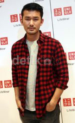 Gaya Santai Rio Dewanto