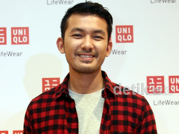 Gaya Santai Rio Dewanto