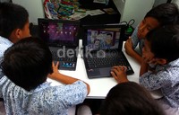 Siswa-siswi mendapatkan pelatihan menabung melalui permainan di SDN 15 Pagi Karet Tengsing, Jakarta, Kamis (28/11/2013).