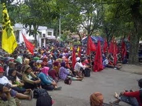 Ratusan Petani Kepung PN Bandung