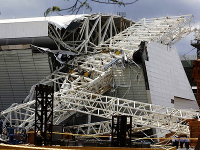 Crane di Stadion Piala Dunia 2014 Ambruk
