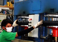 Seorang pekerja tengah menguji ban untuk menentukan apakah sudah layak dipasarkan atau tidak.