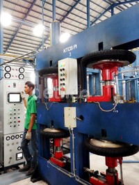 Seorang pekerja menguji ban untuk menentukan apakah sudah layak dipasarkan atau tidak. Meski diproduksi di Indonesia, Kingland memfokuskan diri pada kualitas.