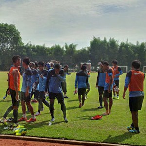 Ketika Para Pemain Menyiram Coach RD yang Berulang Tahun