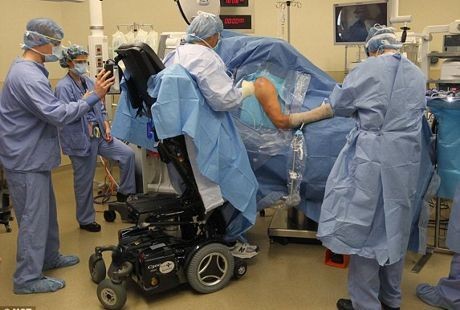Meski Tak Bisa Jalan dan Berdiri, Dokter Ini Masih Bisa Mengoperasi Pasien