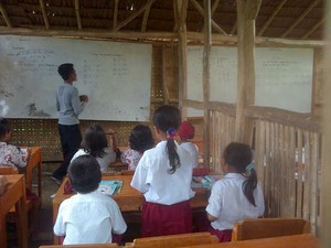 Memprihatinkan, SD di Lebak Ini Beratap Rumbia dan Berdinding Bambu