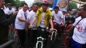 Jokowi dan Eks Wakil PM Inggris Bersepeda, Lalu Ngopi Bareng
