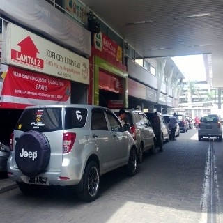 Antre dan Desak-desakan, Pemilik Mobil Protes Pemasangan RFID