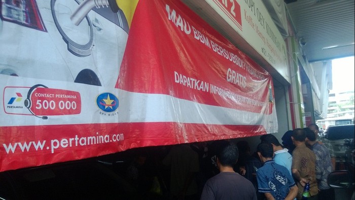 Takut Tak Bisa Isi BBM Subsidi, Warga Berebut Pasang RFID di SPBU Kuningan