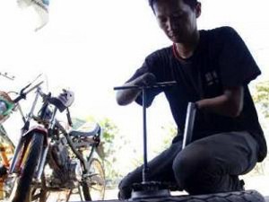 Budi Santoso, Tuna Daksa Ikut Balap Motor Hingga Jadi Mekanik Bengkel