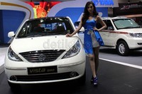 Selain memamerkan inovasi baru, hampir semua pabrikan memperkerjakan SPG yang seksi untuk menarik minat pengunjung.