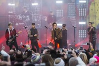 One Direction tampil dengan formasi lengkap. REUTERS/Lucas Jackson.