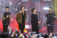 Di kesempatan itu, One Direction membawakan single hits mereka seperti 'Story of My Life', 'Best Song Ever' dan 'Kiss You'. REUTERS/Lucas Jackson.