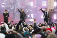 Liam dan Niall mengajak para penonton untuk bernyanyi bersama lewat single 'What Makes You Beautiful'. REUTERS/Lucas Jackson.