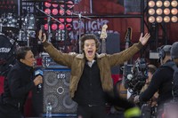 Di penampilannya itu, Harry Styles juga angkat bicara soal kedekatannya dengan Kendall Jenner. Harry pun mengaku masih jomblo! REUTERS/Lucas Jackson.