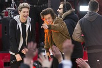 Menerima sorakan dari penonton, Harry dan Niall nampak tertawa riang.  REUTERS/Lucas Jackson.