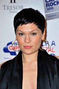 Dalam acara tersebut, Jessie J tampil dengan make-up yang tidak berlebihan. Gareth Cattermole/Getty Images.