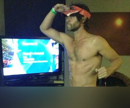 Foto ini ia buat saat berkumpul di rumah temannya, Rabu malam (27/11/2013). Mengenakan topi visor has tenis sambil memegang stick golf, ia tampil bugil dan menjepit kemaluannya sehingga terlihat seperti vagina. Foto aneh ini ia maksudkan untuk humor namun saat ini, foto tersebut sudah menghilang dari akun Twitternya.