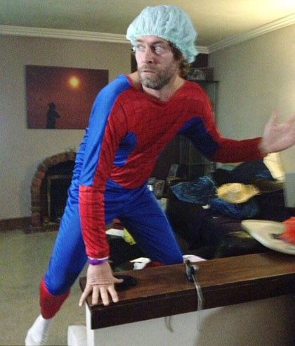 Ia menambahkan di akun twitter bahwa dirinya tidak mabuk dan tidak berharap semua orang akan memahami selera humornya. Akun twitter @HowardDonald pun langsung bertambah followers cukup banyak sejak foto-foto aneh tersebut di-posting. Setelah puas menjadi waria, kini ia berganti kostum Spiderman yang dilengkapi dengan shower cap. Aksi anehnya tak hanya berhenti sampai di situ. Seperti yang terlihat di latar, ada beberapa kostum dan aksesori topi yang ia letakkan di atas sofa.