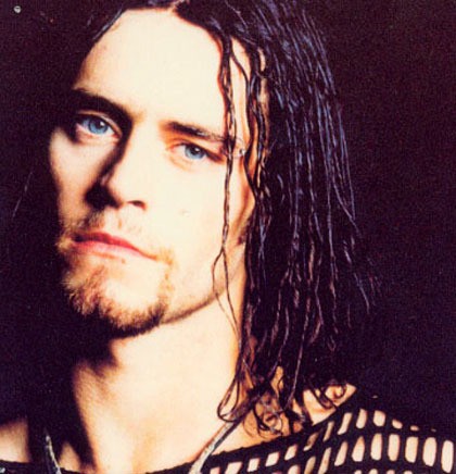 Jika Anda masih belum ingat seperti apakah rupa si tampan Howard saat menjadi personil Take That, ia yang paling khas dengan rambut gimbal maupun rasta. Setelah Robbie Williams keluar dari band, gaya rambut ini ia tinggalkan dan lebih normal dengan gaya gondrong khas musisi grunge.