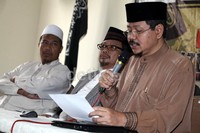 Jubir HTI Muhammad Ismail Yusanto membacakan sikap HTI dalam jumpa pers di Kantor HTI, Tebet, Jakarta, Jumat (29/11/2013).