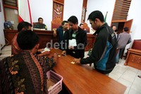 Para penerobos jalur TransJakarta menjalani sidang tilang di Pengadilan Negeri Jakarta Selatan.