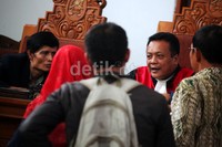 Hakim memutuskan denda tilang kepada penerobos jalur TransJakarta.