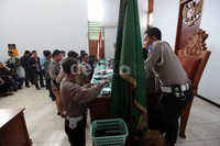 Para pelanggar lalu lintas mengantre untuk menebus surat-surat izin berkendaraan yang disita.