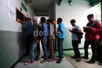Para pelanggar lalu lintas memadati PN Jakarta Selatan. Hanya saja tidak semua orang mengantre untuk sidang tilang busway. Beberapa di antaranya karena pelanggaran lain.