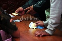 Para pelanggar lalu lintas membayar denda.