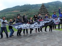 Para Road Warriors tiba di Dieng, tepatnya di komplek Candi Arjuna. Untuk mencapai tempat yang dingin ini, jalanannya cukup berat.