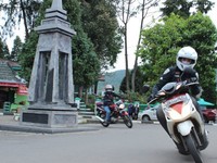 Lepas dari jalan itu, masih ada tantangan lainnya lagi harus ditempuh. Dari Purwokerto menuju Dieng melewati Banjarnegara dan setelah itu melewati Temanggung, Magelang, Jogja hingga ke kota Solo.