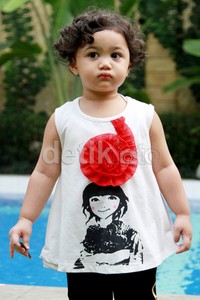 Amora tampak menggemaskan.