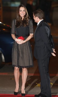 Kate tampak cantik mengenakan dress lace hitam dari Temperley dan dipadukan dengan heels hitam dari Jimmy Choo. Lefteris Pitarakis - WPA Pool/Getty Images.
