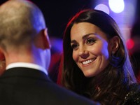 Kate tampak cantik berseri dengan senyuman di wajahnya. REUTERS/Lefteris Pitarakis/Pool.
