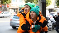Seung Gi tampak menggendong Kwang Soo. (SBS)