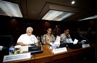 Dalam rapat yang dilangsungkan pada pukul 14.30 WIB ini, hadir Menteri Keuangan Chatib Basri, Menkum HAM Amir Syamsudin, Wakil Menteri ESDM Susilo Siswoutomo, dan Wakil Menteri Pertanian Rusman Heryawan.
