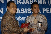 Dirut BTN Maryono menerima cinderamata dari Dirut Lembaga Pengelola Dana Pendidikan (LPDP), Eko Prasetyo usai penandatanganan kerjasama. Lamhot Aritonang/detikFoto.