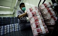 Bank Indonesia (BI) menilai, kondisi ini akibat kebijakan pemerintah yang dinilai belum konkret diterima oleh pasar dan investor.